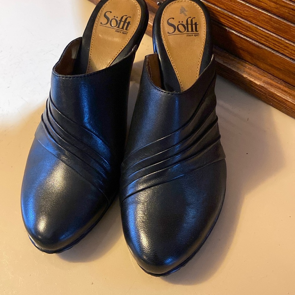 Söfft Black Leather Slip-On Mules